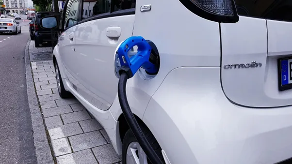 Zo laad je je elektrische auto voordelig onderweg