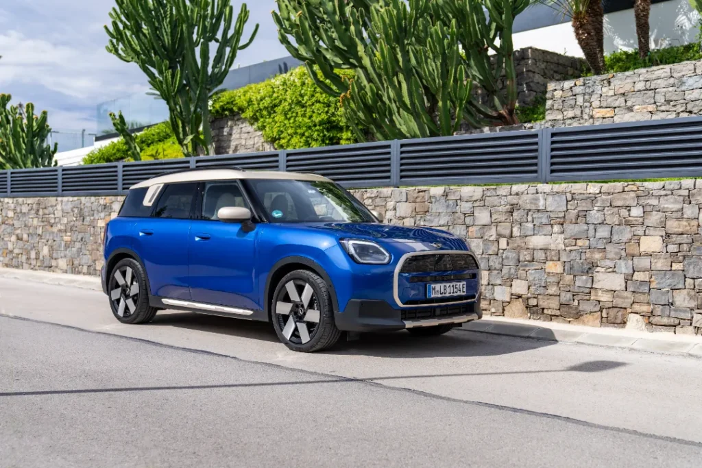 Nowy MINI Countryman E (2026) przebija barierę 500 km zasięgu