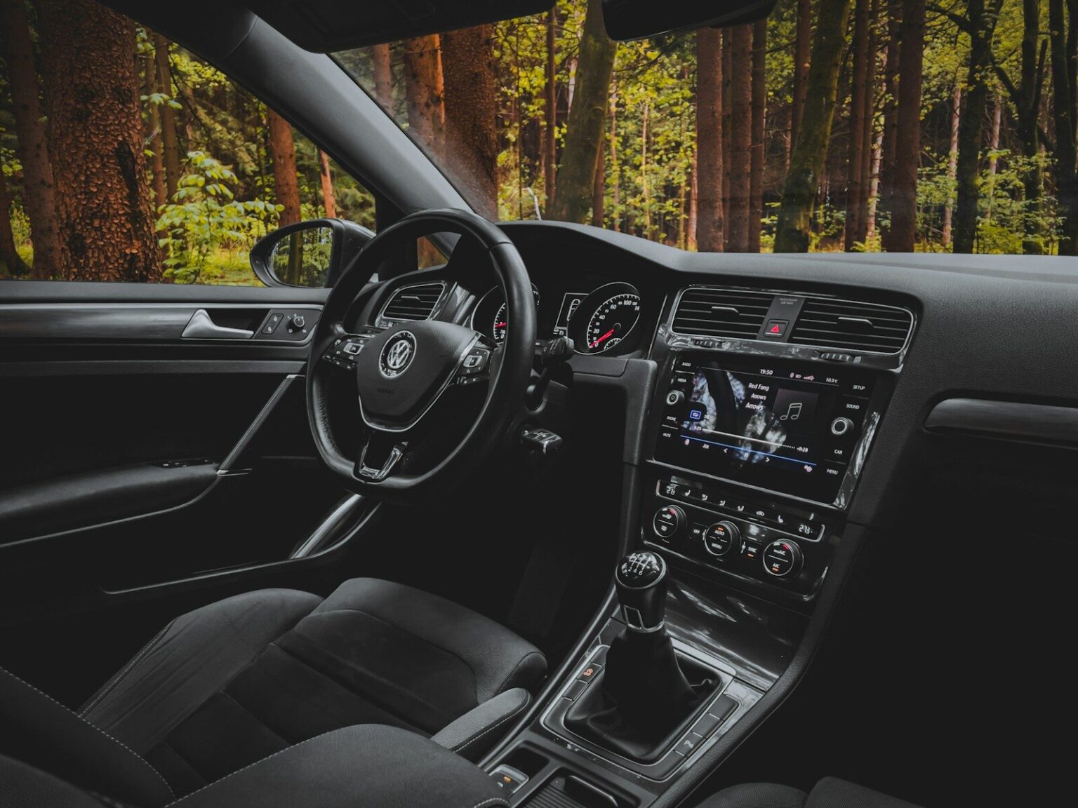 Short-term lease versus buying a used car: which option fits your situation?